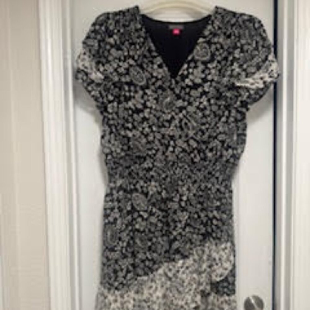 Vince Camuto - v-neck - Black and White Dress - Knee Length - Large